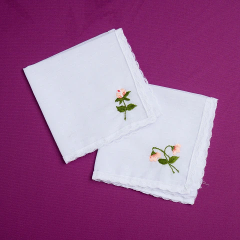 Par de Lencinhos Bordados à Mão – Botões de Rosa