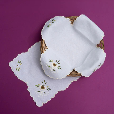Conjunto Pano de Pão e Bandeja Bordado à Mão – Margaridas com Laço