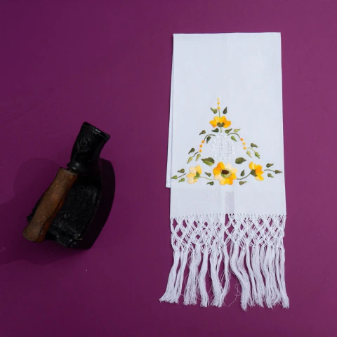 Toalha de Mão com Bordado Manual e Barra em Macramê – Flores Amarelas com Ramos