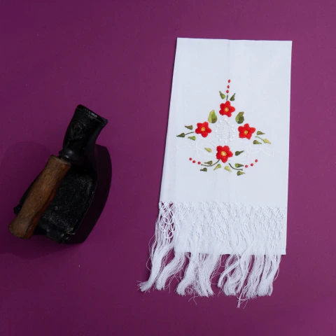 Toalha de Mão com Bordado Manual e Barra em Macramê – Flores Vermelhas com Pontinhos