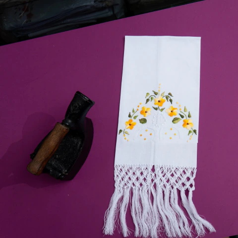 Toalha de Mão com Bordado Manual e Barra em Macramê – Arco de Flores Amarelas