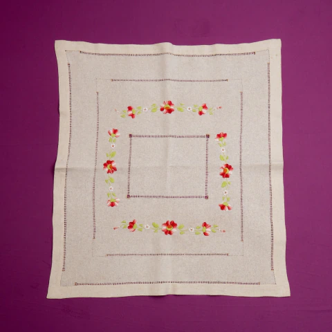 Toalha de Mesa Quadrada Bordada à Mão – Flores Vermelhas
