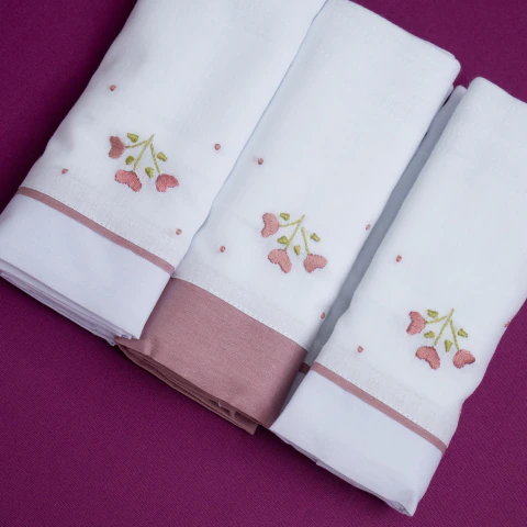 Kit 3 Fraldas de Pano Bordadas à Mão – Corações Rosé