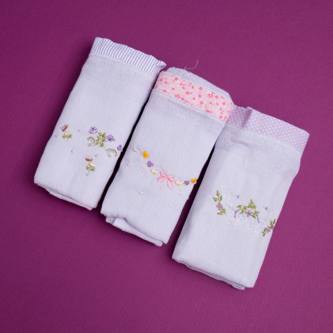 Kit 3 Fraldas de Pano Bordadas à Mão – Lilás com Florzinhas