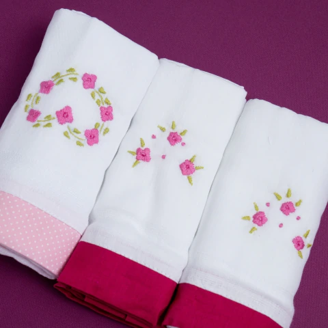 Kit 3 Fraldas de Pano Bordadas à Mão – Flores Pink com Barrado de Poá