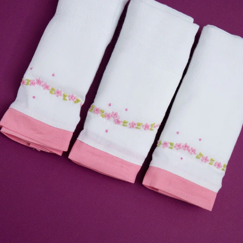 Kit 3 Fraldas de Pano Bordadas à Mão – Guirlanda Rosa