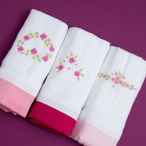 Kit 3 Fraldas de Pano Bordadas à Mão – Flores Pink com Barrado Rosa