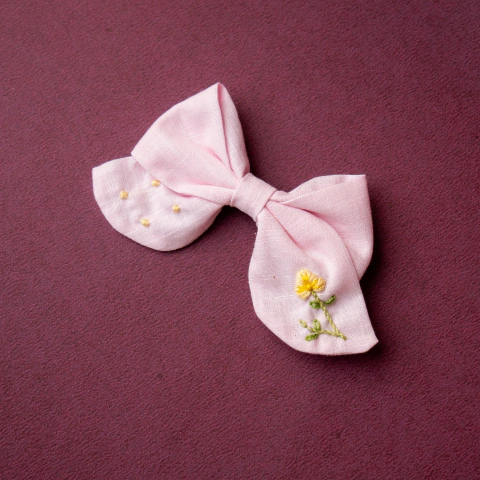 Laço Cruzado Bordado à Mão – Rosa com Flor Amarela