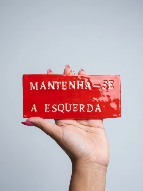 Placa Decorativa "Mantenha-se à Esquerda"