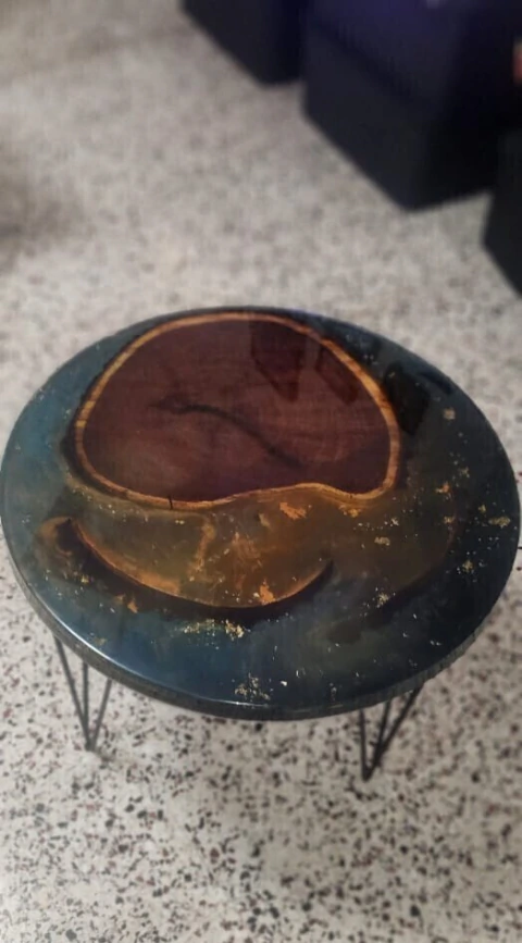 • Mesa Auxiliar Circular de Resina Epoxi y Rodaja de Madera Noble – Encino Arts