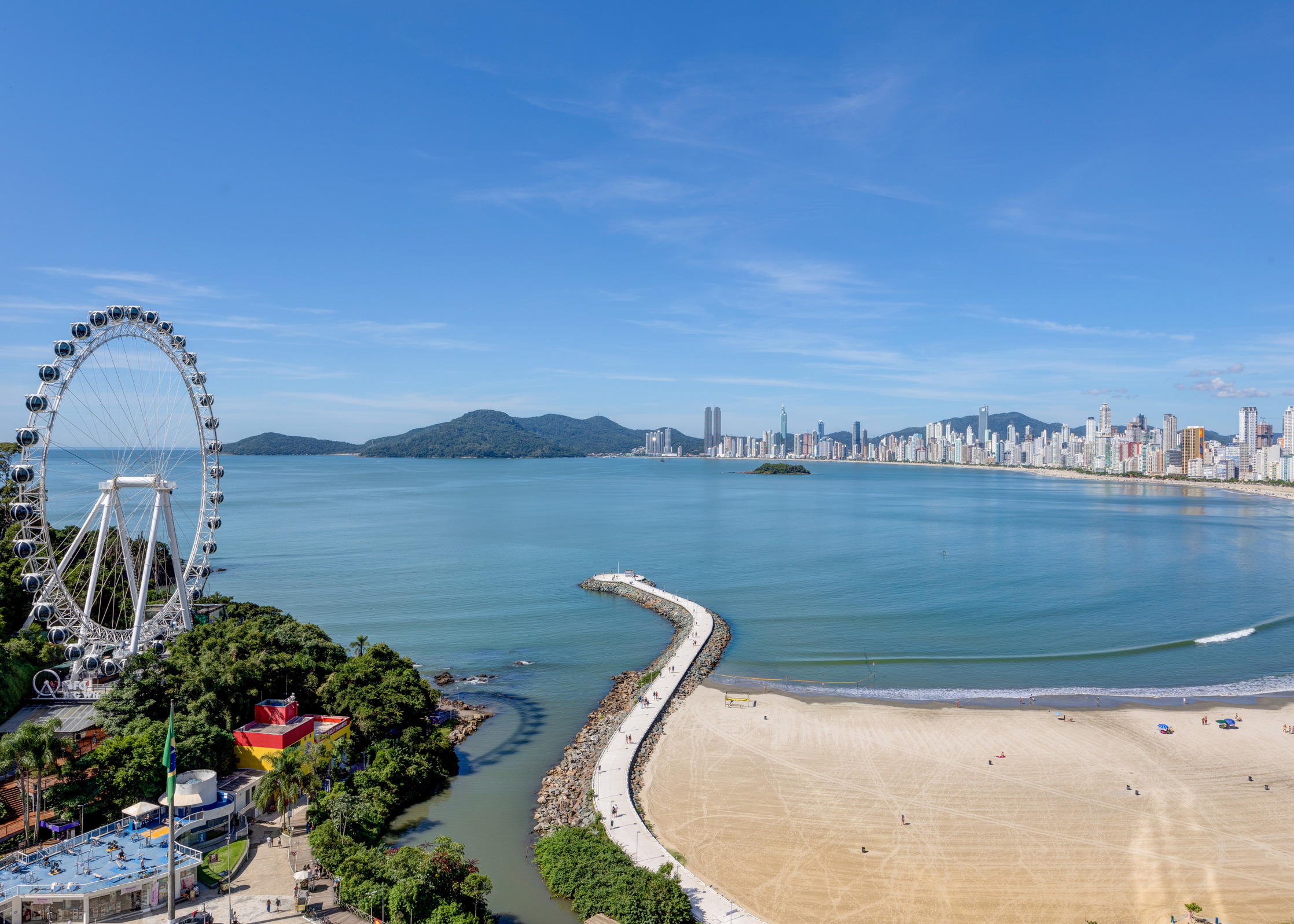 Barra Norte e Praia Central: Roda-gigante entre árvores e baía de Balneário Camboriú ao fundo