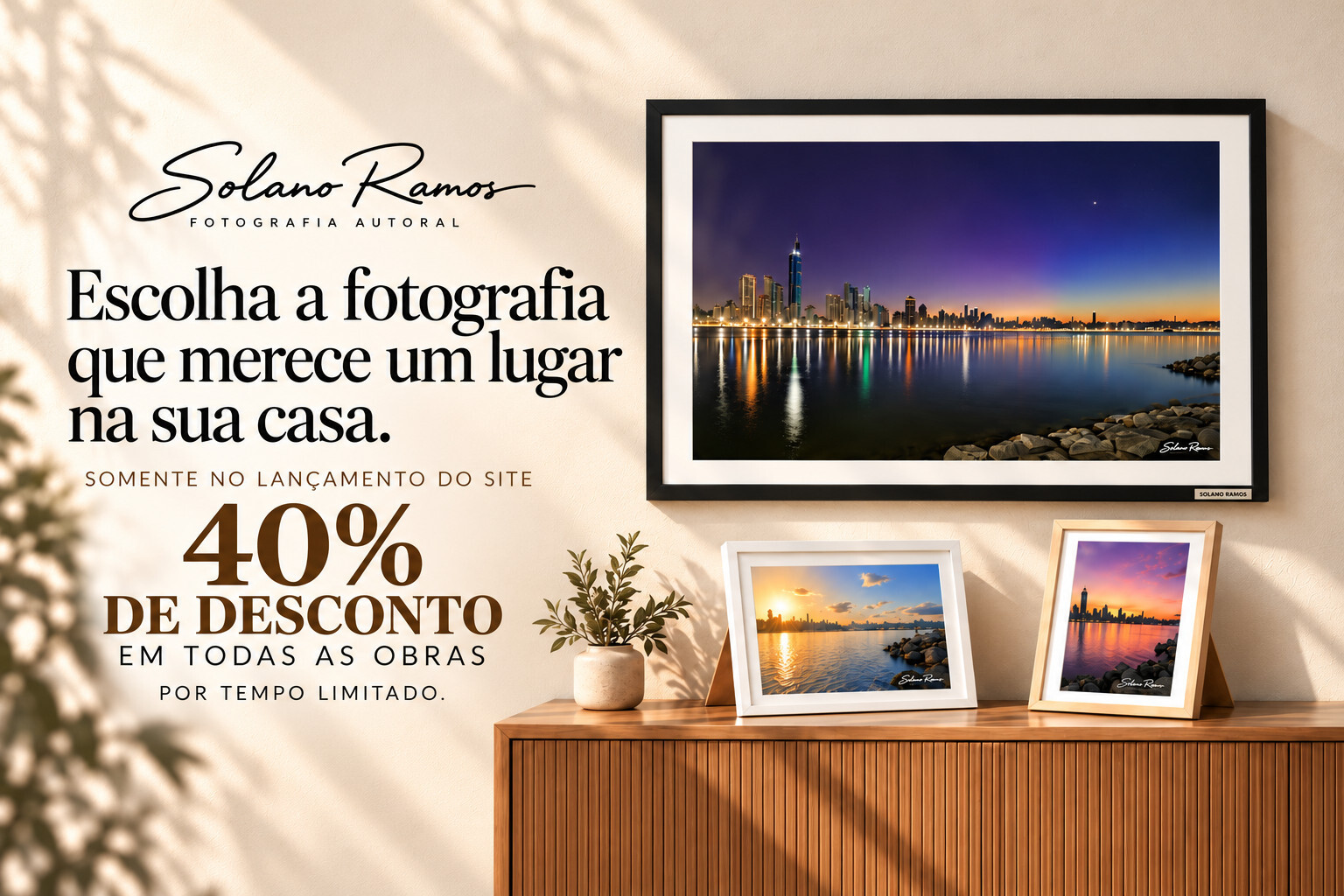 Quadro de moldura preta na parede com a fotografia de Balneario Camboriu ao anoitecer e dois porta-retratos sobre o aparador. Escolha a fotografia que merece um lugar na sua casa. 40% de desconto no lancamento do site