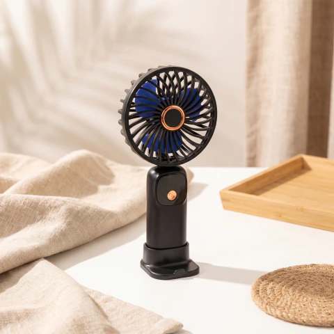 Ventilador de mano negro con base, foto de estudio