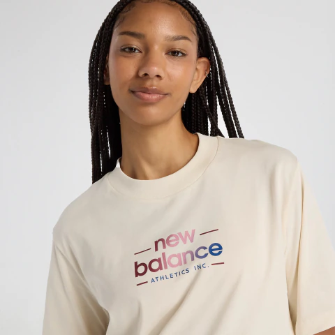 Remera New Balance Reimagined Relaxed Mujer