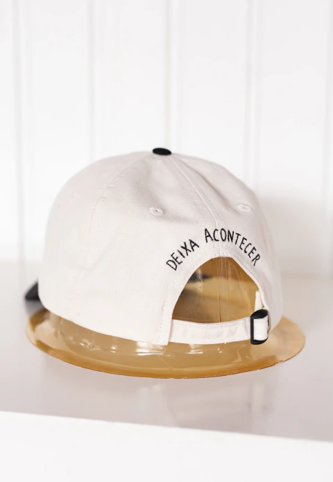 Boné com aba curva e bordado frontal