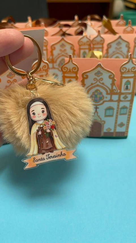 Chaveiro de Pompom Santa Teresinha + Caixinha Igreja