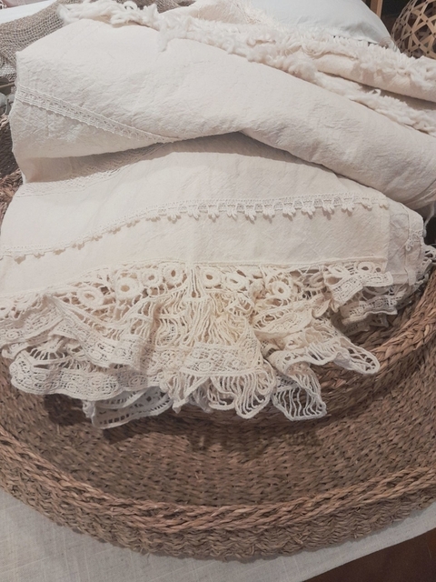 PIE DE CAMA CON FUNDONES 70X50 CRUDO LINEA ROMÁNTICA