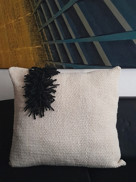 ALMOHADON MECHÓN NEGRO TEJIDO AL TELAR