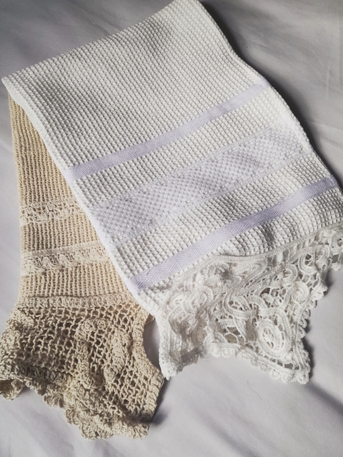 TOALLA DE MANO TERMINACION PUNTILLAS LINEA ROMÁNTICA