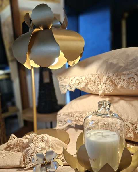 
“Lámpara de mesa dorada con pantalla de pétalos en metal, diseño floral artesanal en estilo decorativo – Estudio Clamor.”
