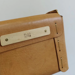 Bandolera Plisa Tostado - Plusultra | Objetos de diseño