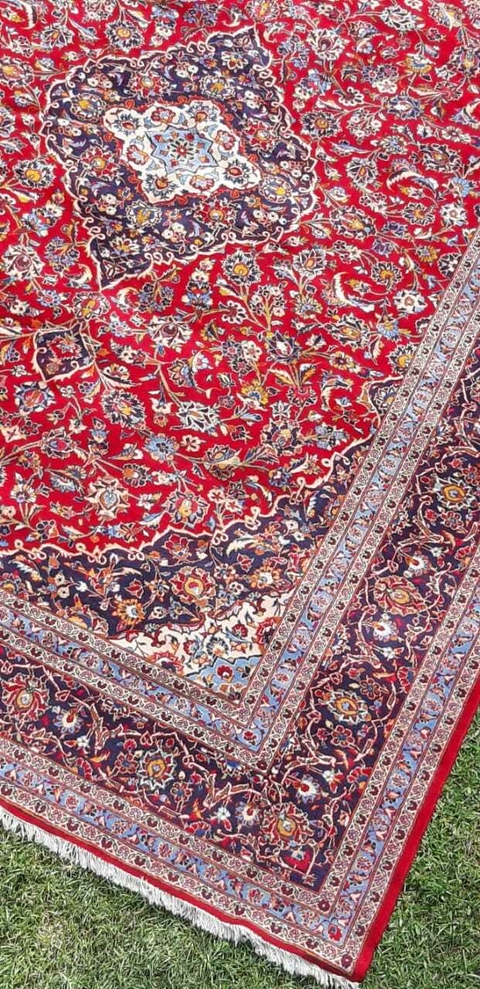 Alfombra artesanal persa Keshan antigua con diseño floral en tonos rojos y azules, medidas 2.56 x 3.46 m.