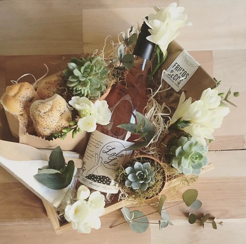 Set de Picnic Primaveral con Vino Rosé – Frescura y Sabor para Compartir