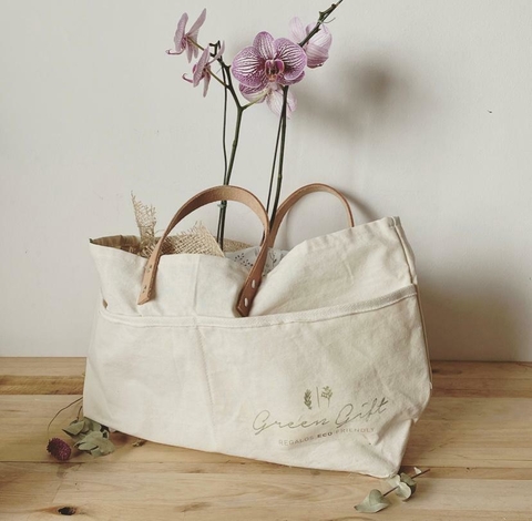 Orquídea con Bolsa de Jardinería – Elegancia y Cuidado Natural para tus Regalos