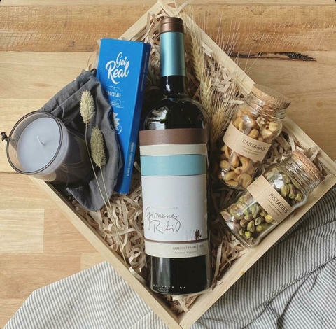 Set de vino orgánico con chocolate, vela perfumada y frutos secos