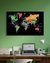 Quadro mapa mundi colorido para marcar viagens, exibindo os países do mundo em um fundo preto.