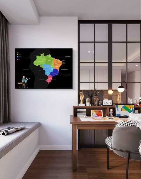 Mapa do Brasil em veludo importado, preso a um chassis de madeira, mostrando os estados com cores diferentes, pendurado na parede de um escritório moderno e personalizado com dois personagens.