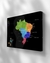 Mapa do Brasil para marcar viagens, personalizado com dois personagens,  em veludo importado, em uma parede clara.