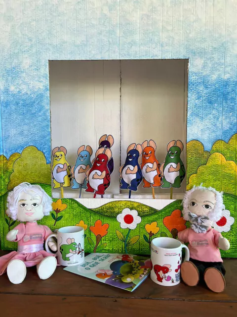 DOIS LIVROS E UMA CANECA DOS PERSONAGENS OS PINGOS