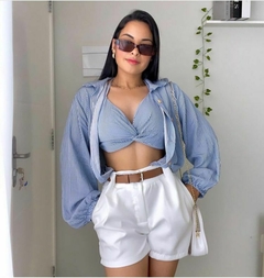 Conjunto cropped e camisa listrada estilo kimono
