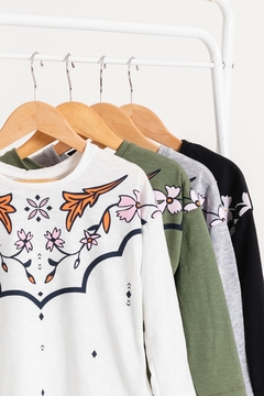 Remera FLORES