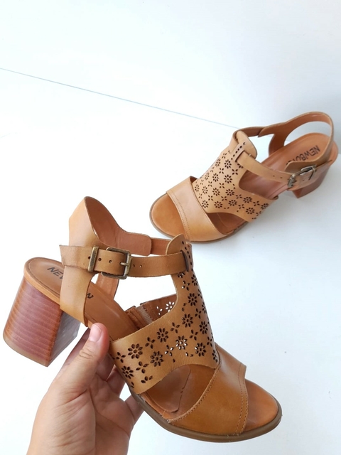 Newborn 23 - Lurdes - Sandália de Couro Legítimo com Salto Bloco Caramelo - 8122CA - comprar online