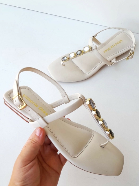 Vithoria Dias 24 - Valquiria - Sandália Rasteira com Pedras Feminina Off White - D554OF