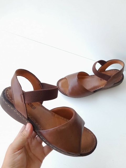 Newborn 24 - Antônia - Sandália de Couro Legítimo Rasteira com Elástico Marrom - 2527MA