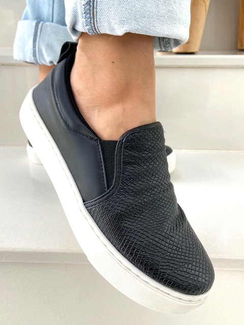 Peluche 22 - Bella - Tênis Slip On Croco Feminino Preto - 505245PT - comprar online