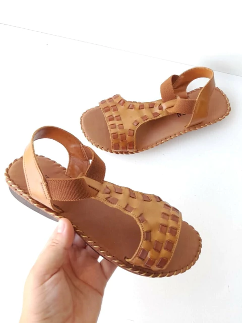 Newborn 23 - Celina - Sandália de Couro Legítimo Rasteira com Elástico Caramelo - 2135CA - comprar online