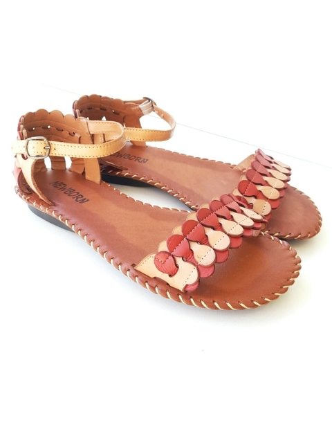 Newborn 24 - Eulália - Sandália de Couro Legítimo Rasteira Fechada Bege e Vermelho - 2137VE - comprar online