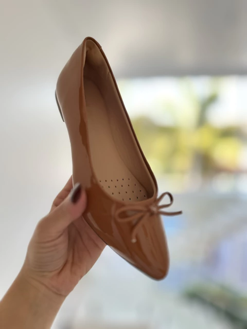 Sua Cia 25 - Ana Castela - Sapatilha Bico Fino Verniz com Lacinho Caramelo - S15762CA