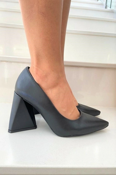 Kafifa Shoes 22 - Nikki - Scarpin Salto Triângulo Preto - Z22610PT