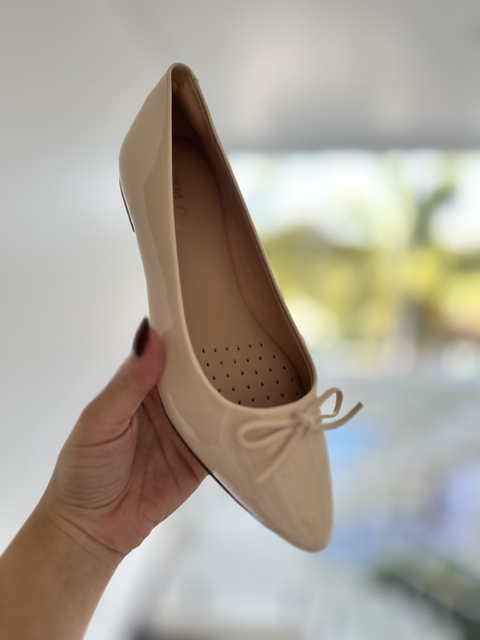 Sua Cia 25 - Ana Castela - Sapatilha Bico Fino Verniz com Lacinho Bege - S15762BG
