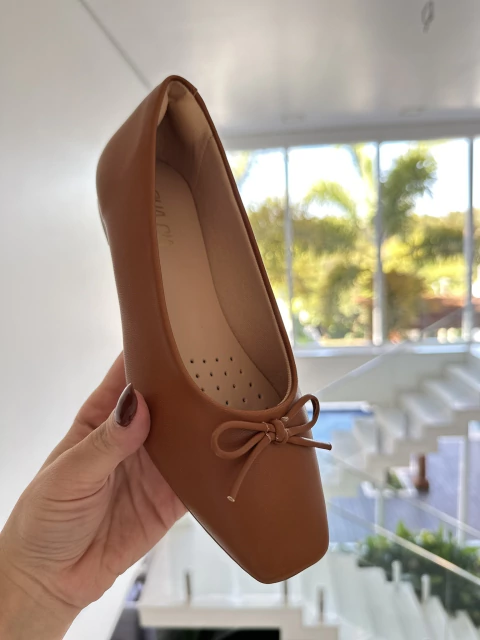 Sua Cia 25 - Ana Castela - Sapatilha Bico Quadrado com Lacinho Caramelo - S16033CA