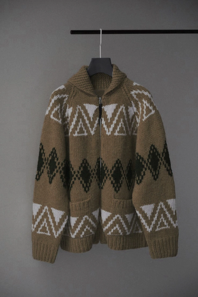 Cardigan ona alpaca al borde llama