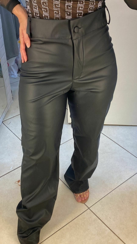 Calça em couro ecológico