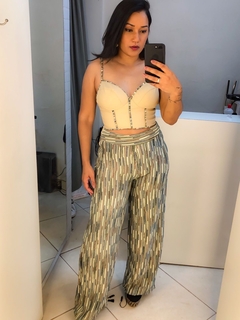 conjunto fundo verde calça pantalona e cropped em courino