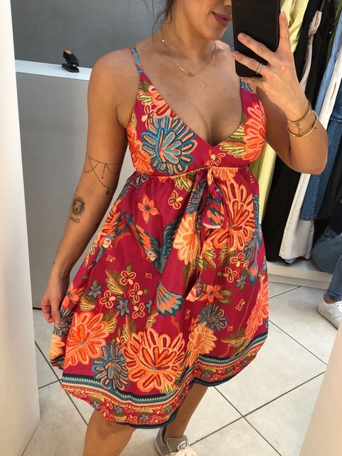 Vestido curto de alça fina e lastex nas costas fundo rosa e araras