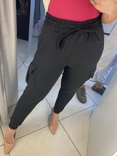 Calça preta e moletom bolso cargo